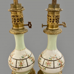 Coppia lampade '800 ceramica decorata e bronzo h. cm40